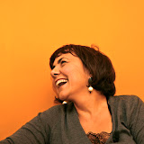 Margherita Antonelli ride di una battuta degli ospiti.